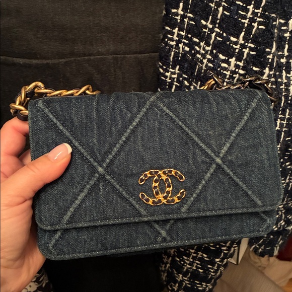 π NWB CHANEL 19 WOC DENIM BAG - Picture 13 of 15